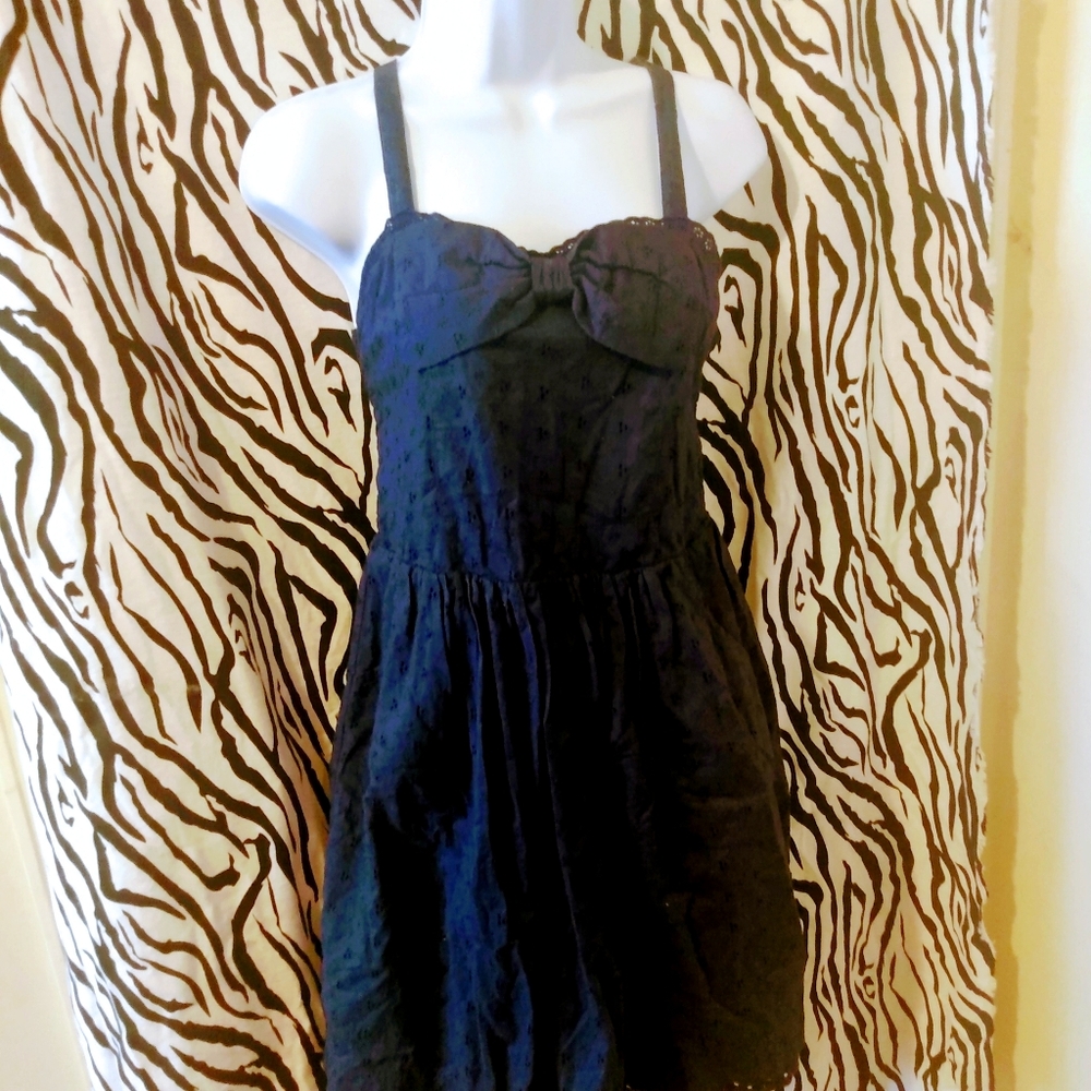 Navy doily cotton material dress w/ bow ❌ back